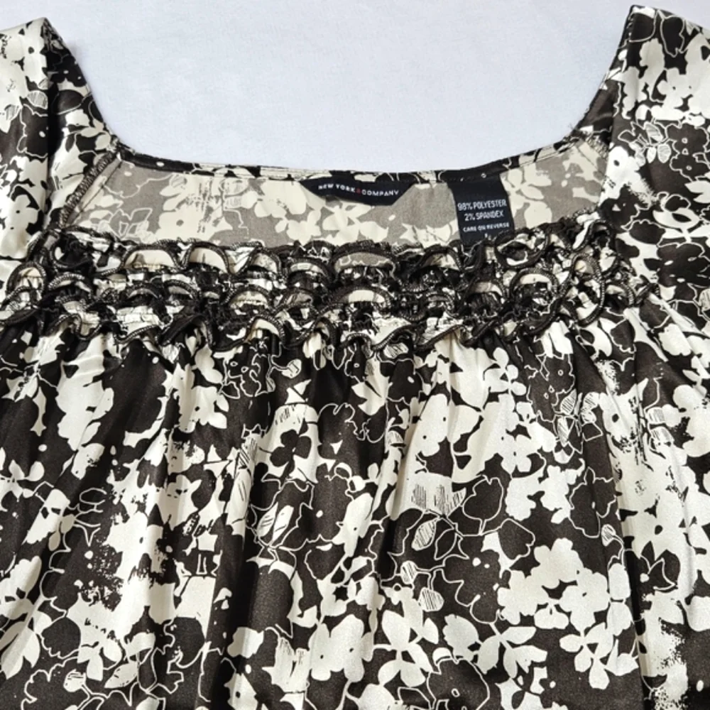 New York & Company satiny short cap sleeves top blouse with floral print Large - Picture 3 of 8